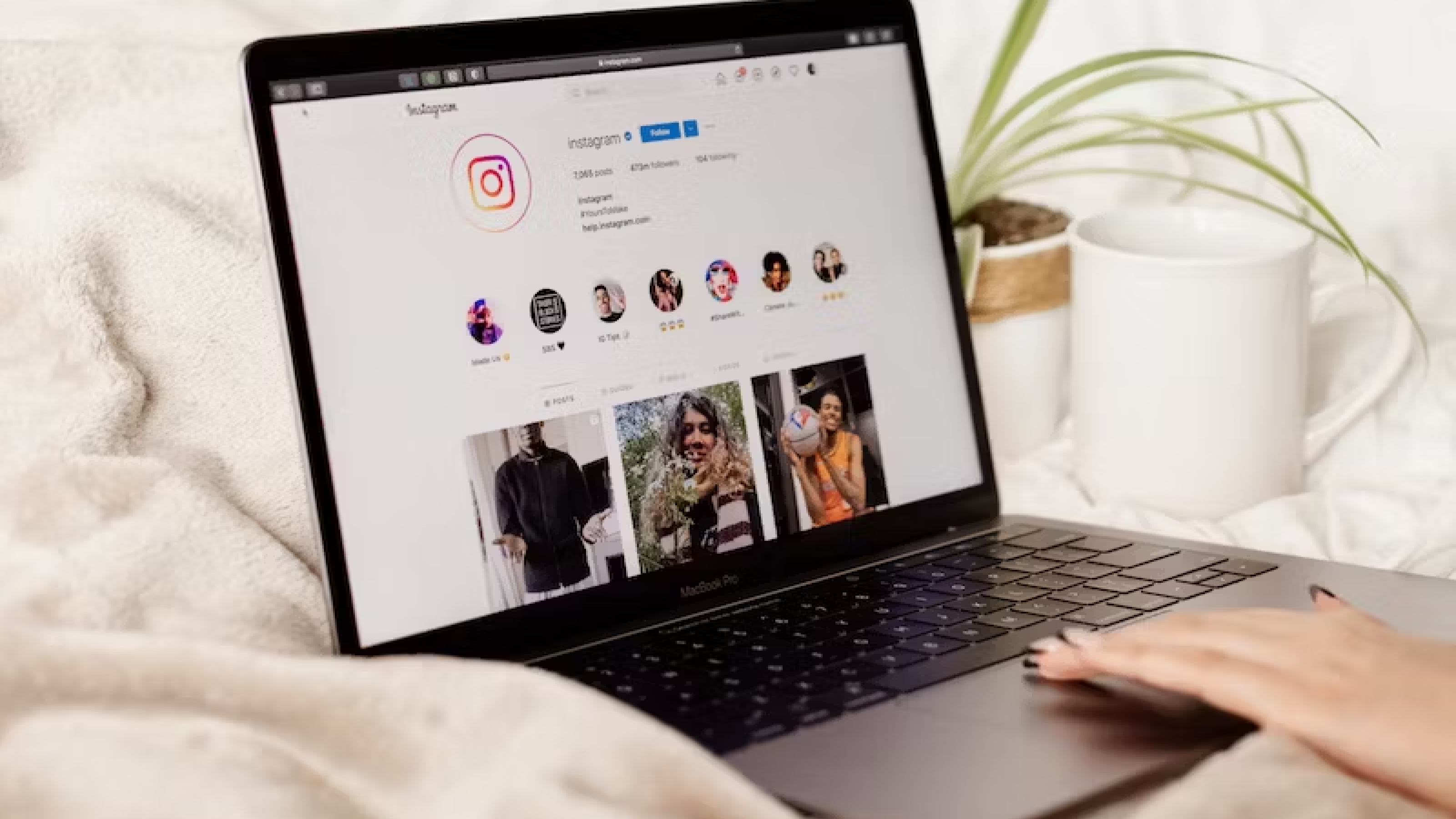 Alt des: Woman looks at Instagram on laptop